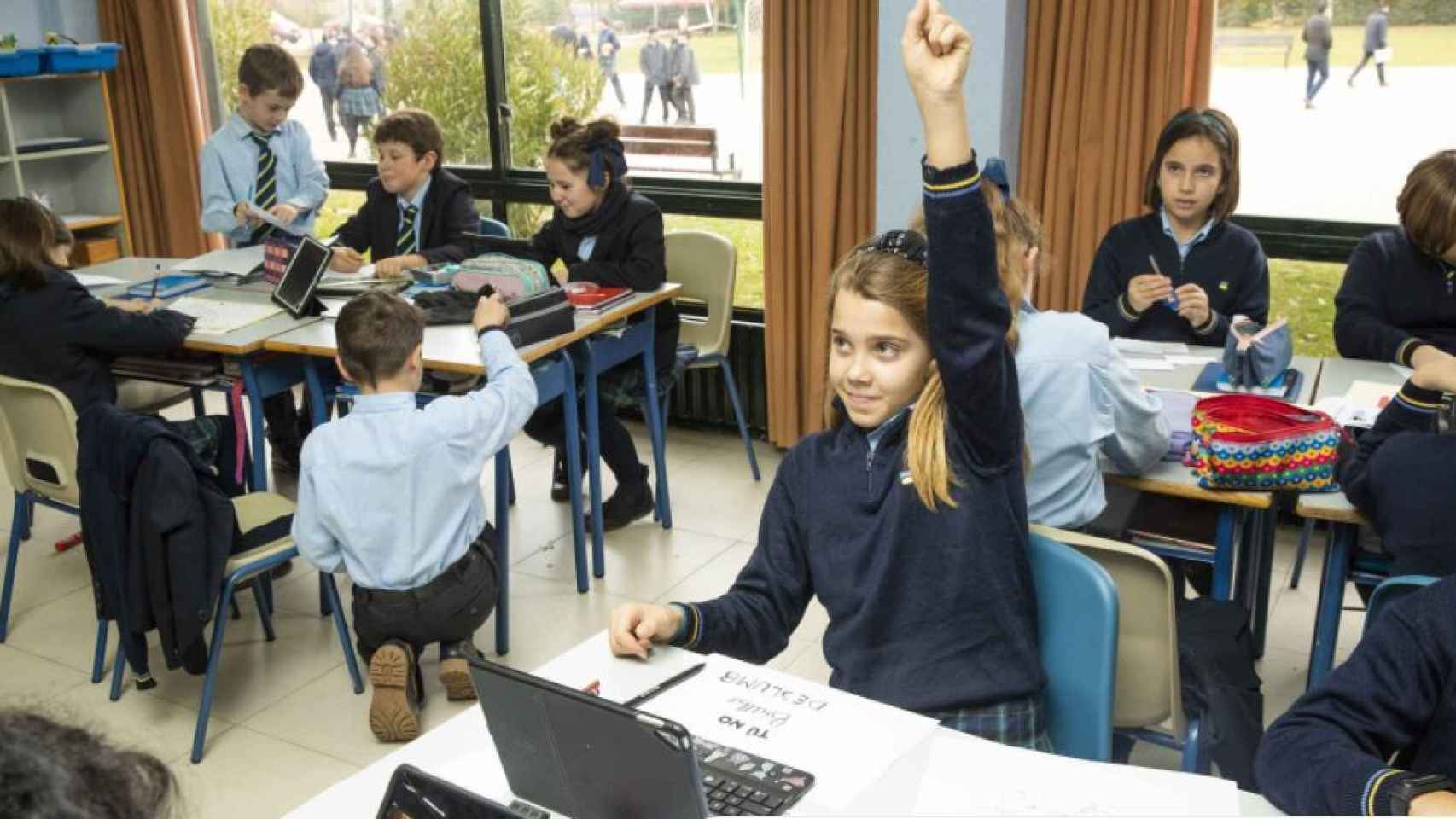 Una niña levanta la mano en una de sus clases en un colegio de León