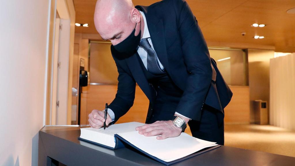 Luis Rubiales, firmando en el libro de dedicatorias por la muerte de Paco Gento