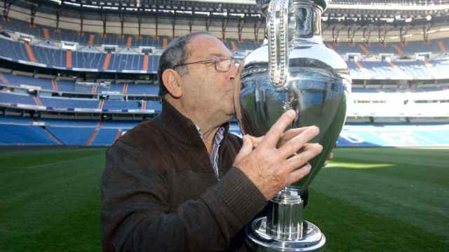 Paco Gento besa una de las seis Copas de Europa que ganó, el único jugador en la historia del fútbol en lograrlo