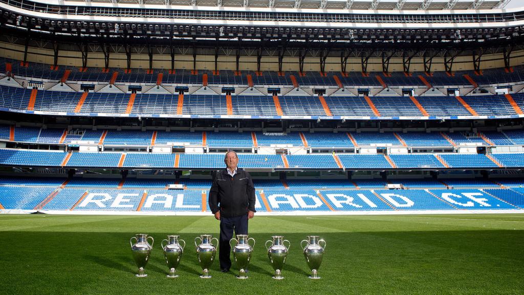 Paco Gento posa junto a las seis Copas de Europa que ganó, el único jugador en la historia del fútbol en lograrlo