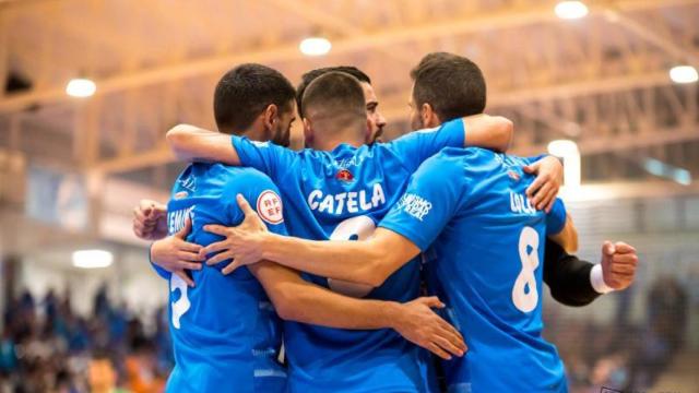 Catela y Chino celebran un gol del Viña Albali Valdepeñas.