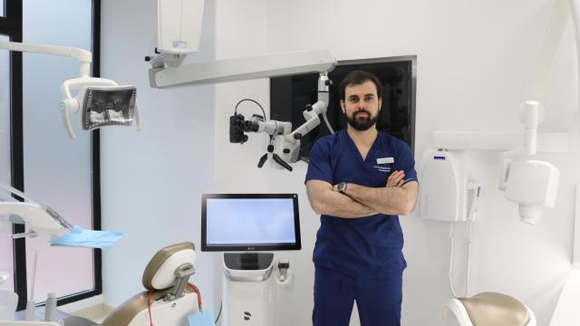 Andrés Sánchez Monescillo en su clínica dental.