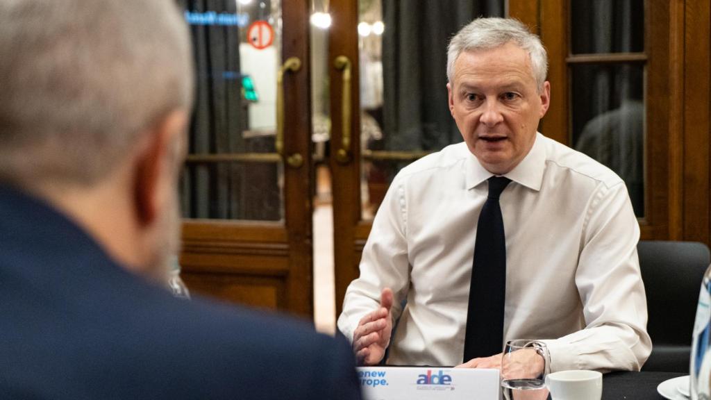 Bruno Le Maire, ministro francés de Finanzas, se dirige a Luis Garicano, durante la reunión informal de los liberales en Bruselas.