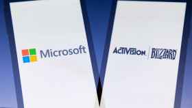 Montaje con los logos de Microsoft y Activision Blizzard sobre dos pantallas.