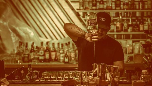 Un barman prepara chupitos en un bar.