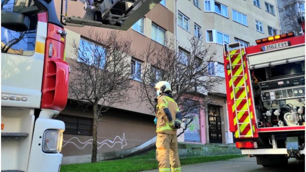Afectadas tres personas por inhalación de humo en un incendio en una vivienda de A Coruña
