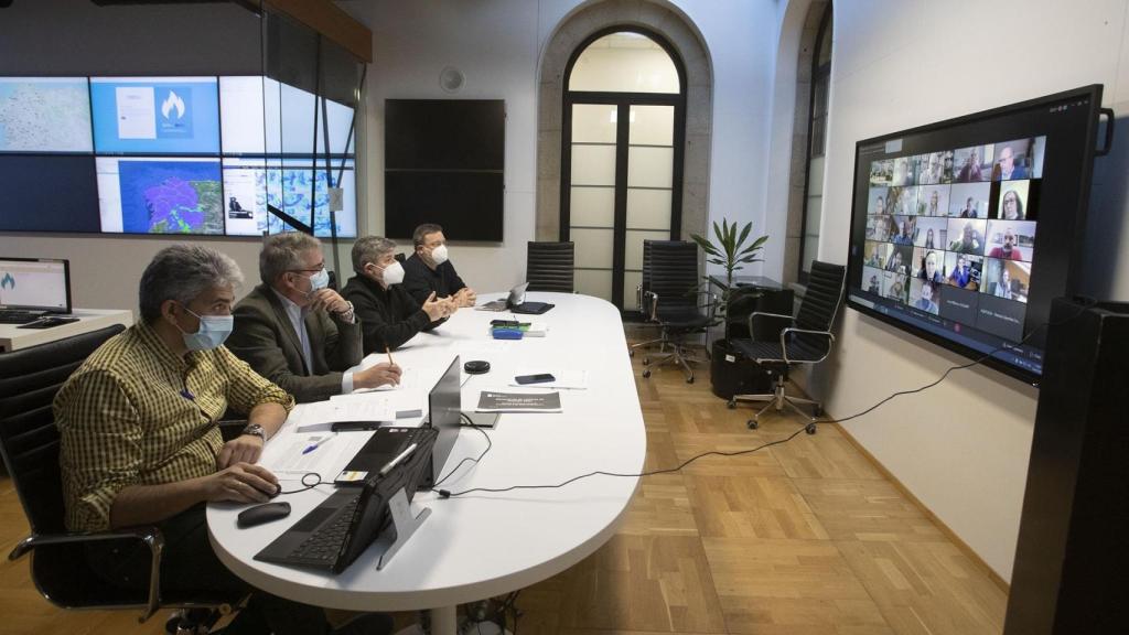 Los directores xerais de Defensa do Monte, Manuel Rodríguez, y de Planificación e Ordenación Forestal, José Luis Chan, participan de forma telemática en el Consello Forestal de Galicia.