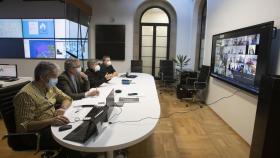 Los directores xerais de Defensa do Monte, Manuel Rodríguez, y de Planificación e Ordenación Forestal, José Luis Chan, participan de forma telemática en el Consello Forestal de Galicia.