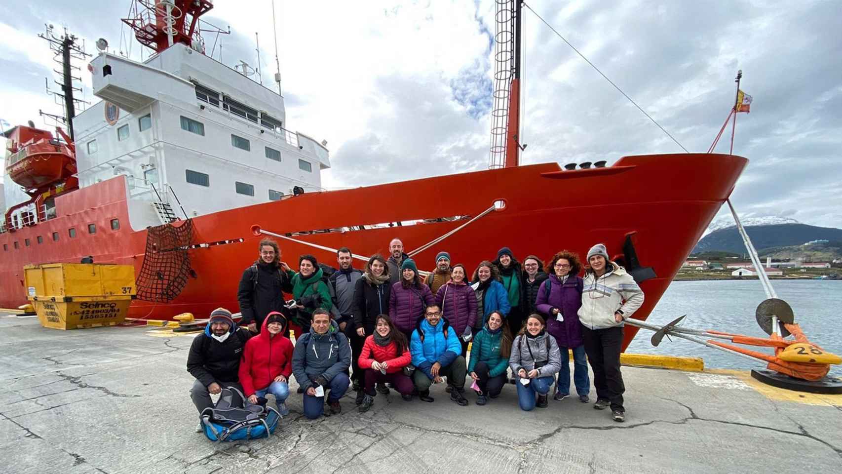 Investigadores de la expedición antes de embarcar rumbo a la Antártida.