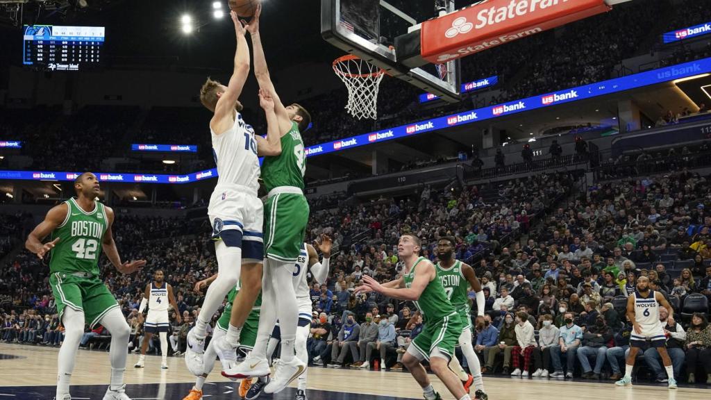 Juancho Hernangómez realizando un tapón durante un partido de Boston Celtics