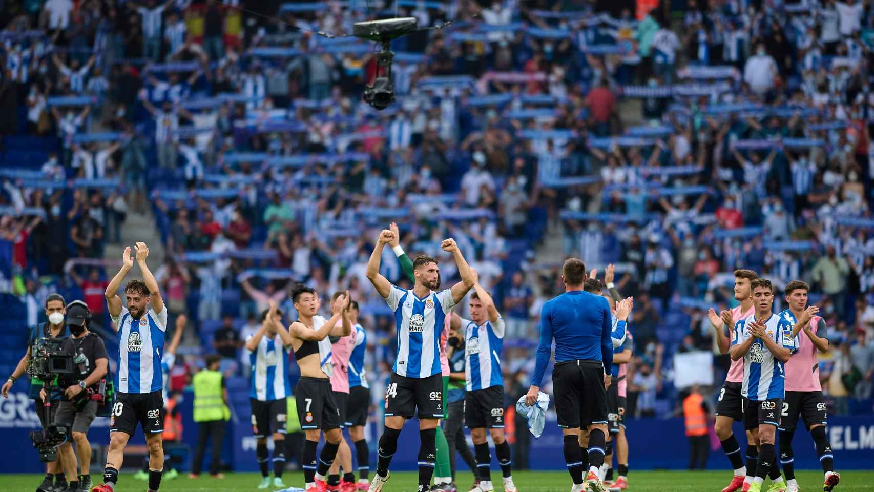 Los jugadores del Espanyol celebrando con su afición en el RCDE Stadium