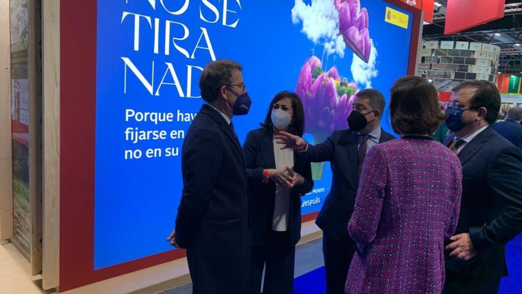 Emiliano García-Page, presidente de la Junta de Comunidades de Castilla-La Mancha, y Alberto Núñez Feijóo, presidente de la Xunta de Galicia, han charlado en la Feria Internacional de Turismo (FITUR).