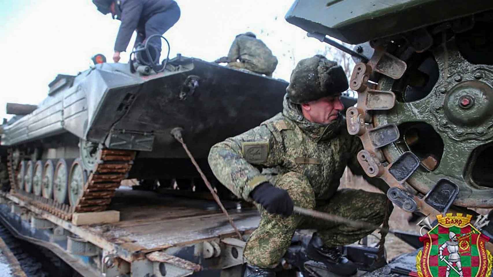 Las fuerzas del distrito militar oriental inspeccionan los tanques rusos llegados en trenes.