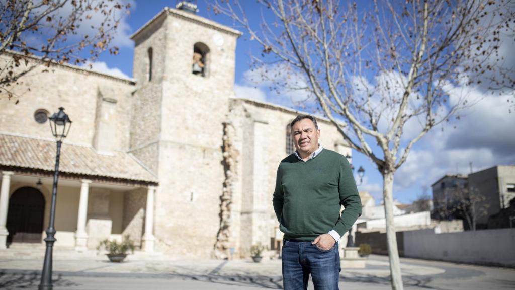 El alcalde Pedro Sánchez (PP), delante del Ayuntamiento de Yebra.