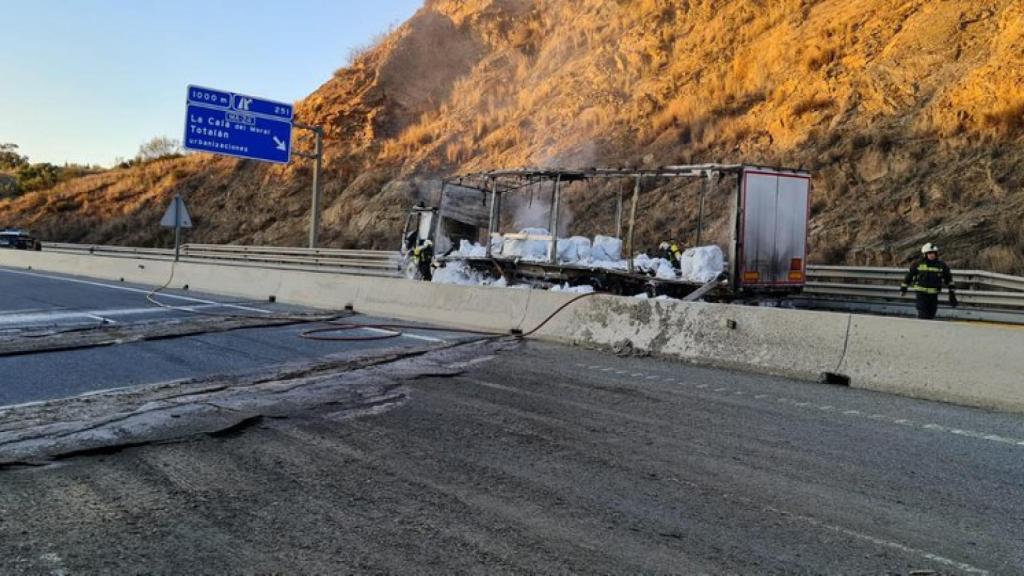 Imagen del camión incendiado a la altura de Rincón de la Victoria.