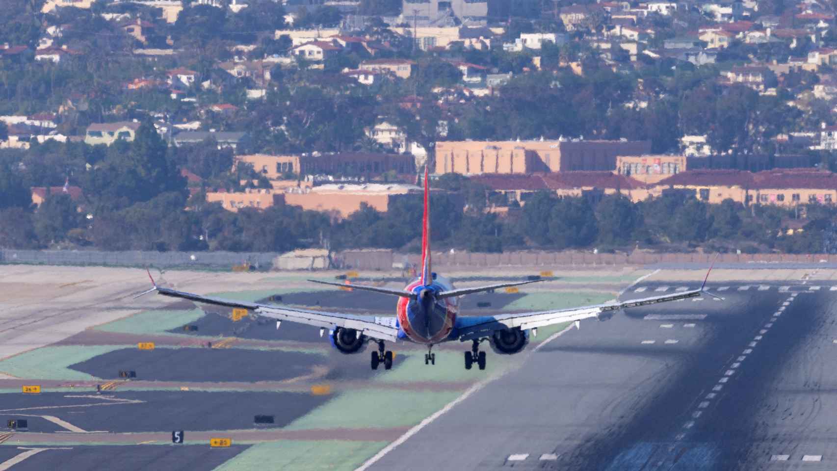 Aterrizaje de avión en el aeropuerto de San Diego