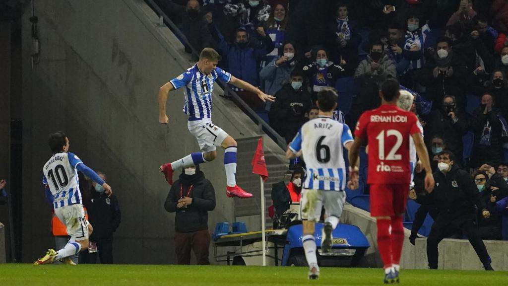 Alexander Sorloth celebra un gol con la Real Sociedad en la temporada 2021/2022