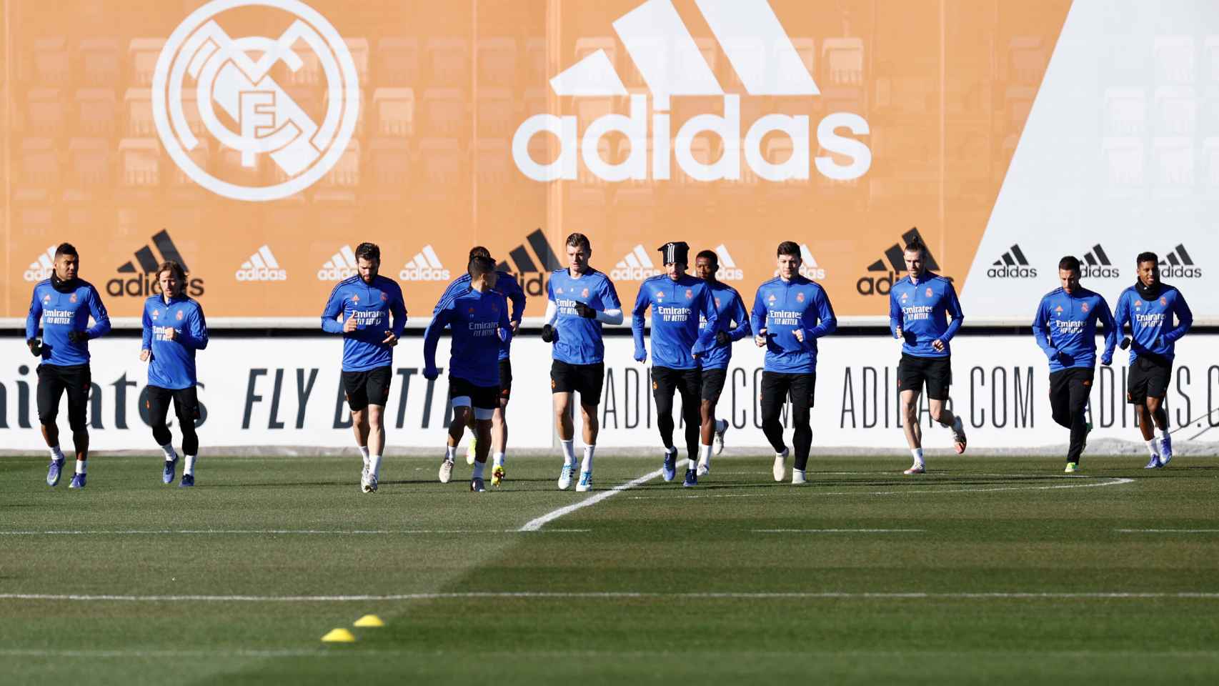 Los jugadores del Real Madrid hacen carrera continua en Valdebebas.