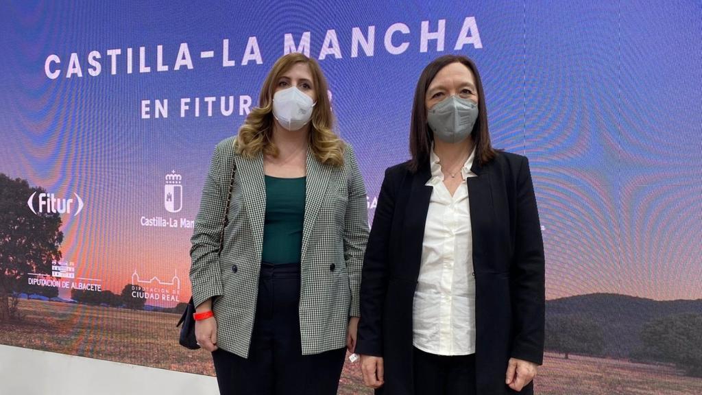 La alcaldesa de Alcázar de San Juan (Ciudad Real), Rosa Melchor, y la concejal de Turismo, Bárbara Sánchez-Mateos, en Fitur. Foto: Ayuntamiento de Alcázar