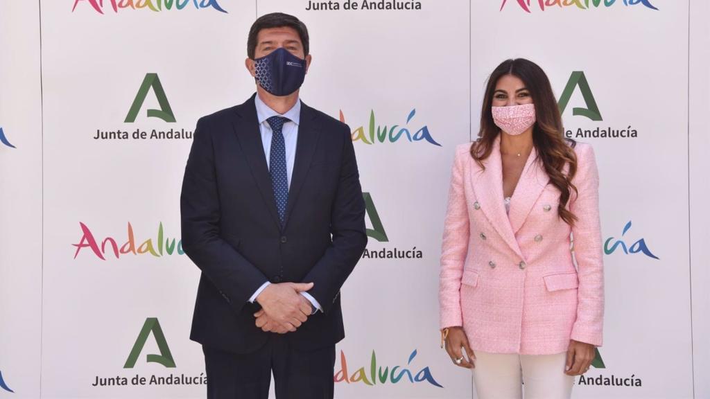 Juan Marín, consejero de Turismo de Andalucía, con la delegada en Málaga, Nuria Rodríguez, en Fitur 2022.