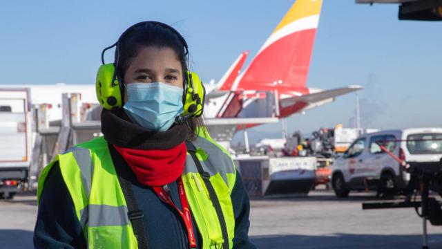 Sara Gutiérrez Chamón se asegura de que el avión esté previsto de todos los servicios antes de despegar.