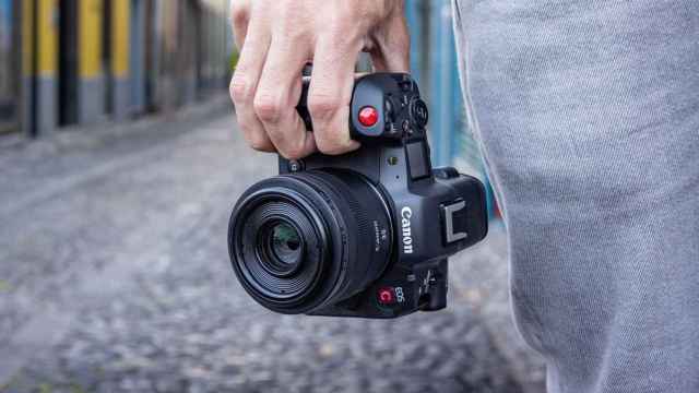 Canon EOS R100, la cámara barata que graba en 4K y pensada para llevar a  todas partes