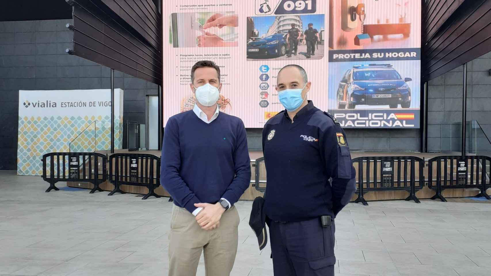 Policía Nacional junto al responsable de Servicios Generales de Vialia.