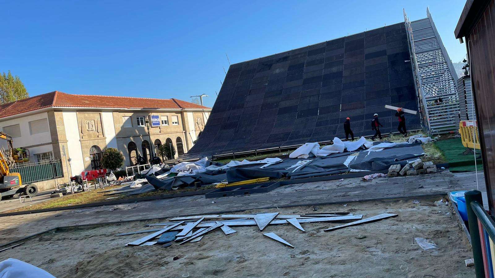 Desmontaje de la rampa de hielo de la plaza Eugenio González de Haz. Foto: Treintayseis