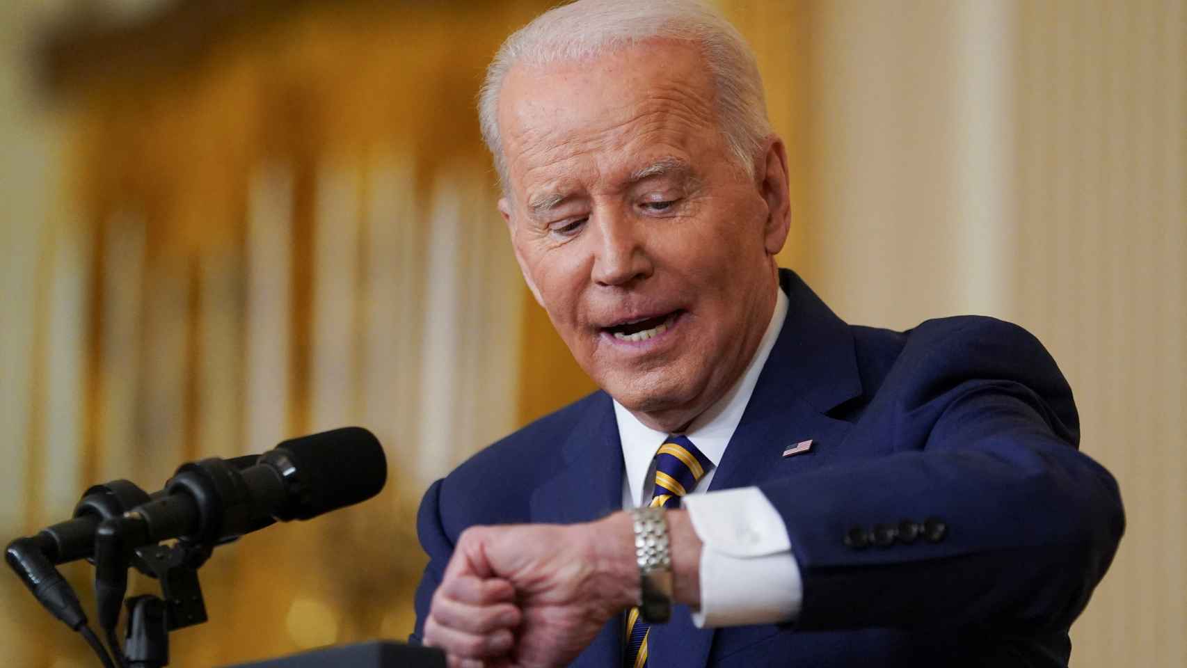 El presidente de EEUU, Joe Biden, mira el reloj durante la rueda de prensa de este miércoles en la Casa Blanca.