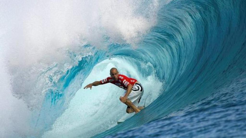 Robert Kelly Slater cogiendo una ola