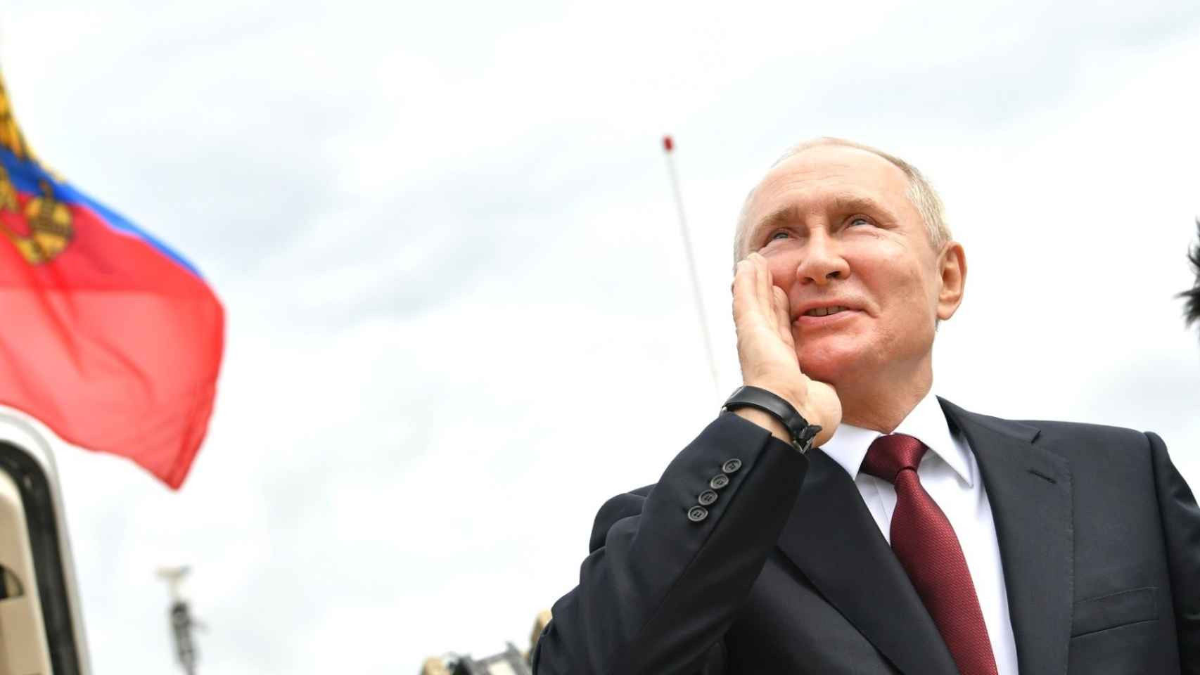 Putin, junto una bandera de Rusia.