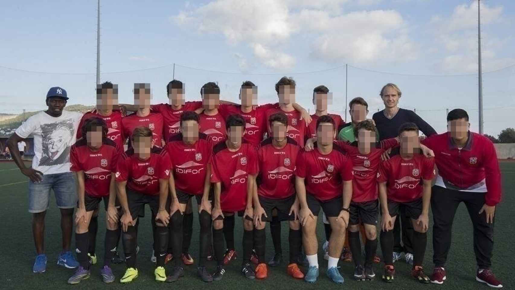Foto de equipo del S.D. Formentera de 2017. Christian B. es el segundo por la izquierda en la fila posterior.