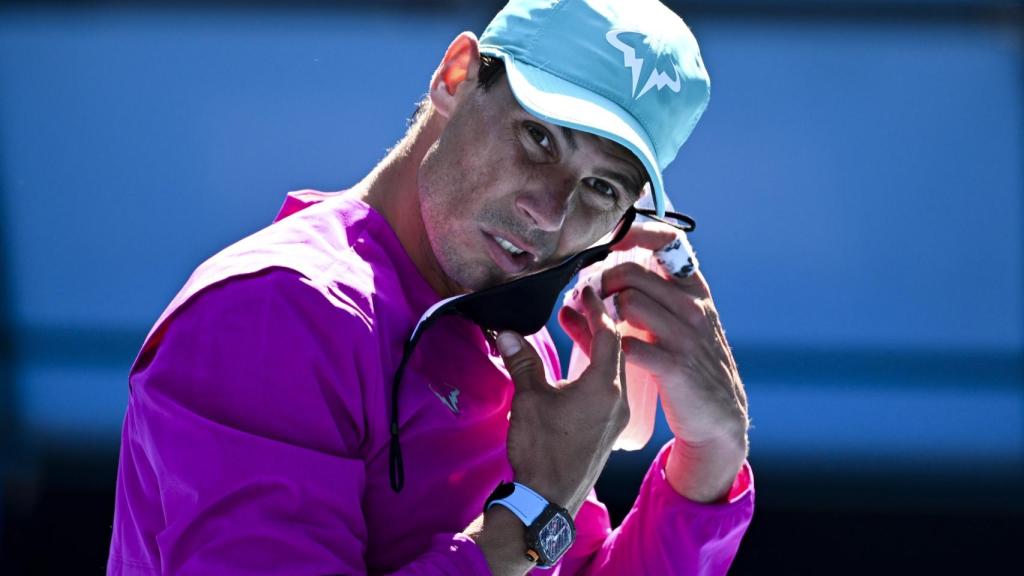 Rafa Nadal se pone la mascarilla tras un partido en el Abierto de Australia 2022