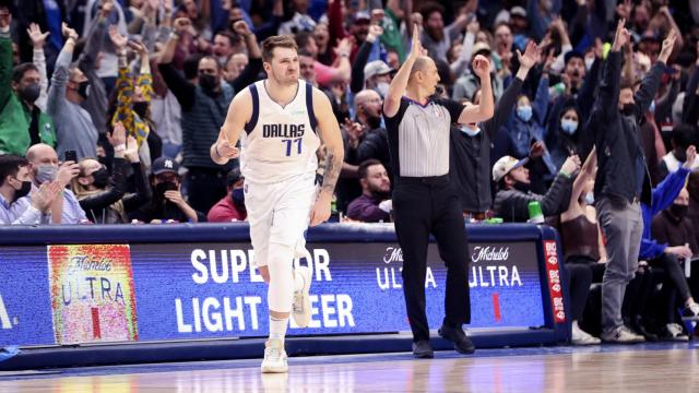 Luka Doncic celebra un canasta con los Dallas Mavericks