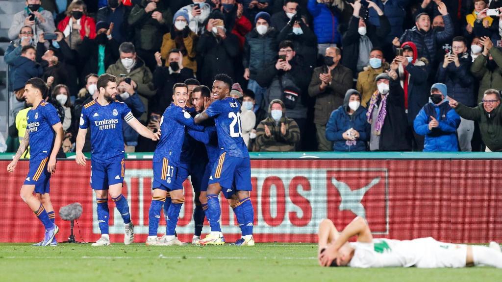 Los jugadores del Real Madrid felicitan a Eden Hazard por su gol al Elche