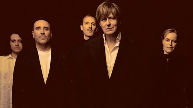 Nacho Vegas posa con su nueva banda.