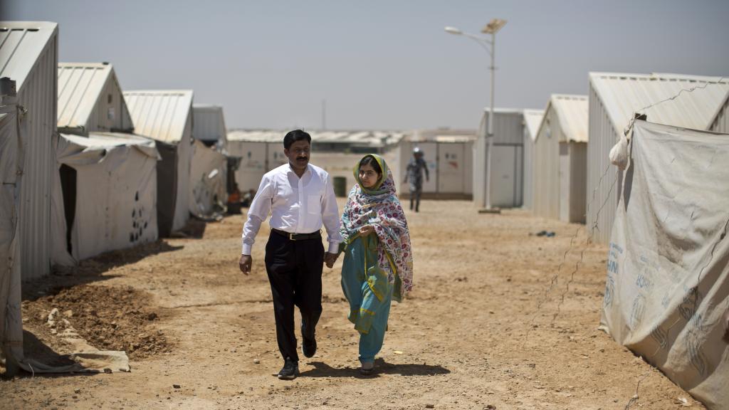 Malala junto a su padre, Ziauddin Yousafzai, durante una visita en 2015 al campo de refugiados de Azraq (Jordania).