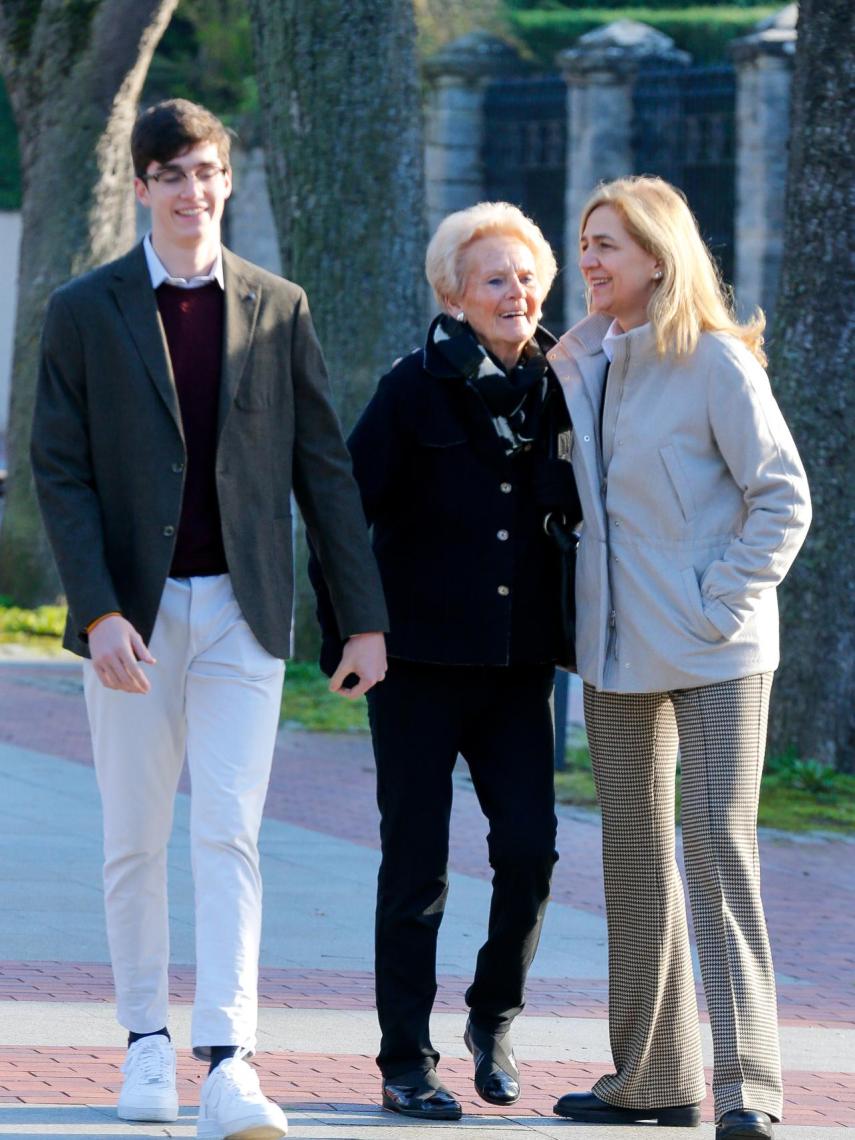 Pablo Urdangarin, con su abuela materna, Claire Liebaert, y su madre, la infanta Cristina.