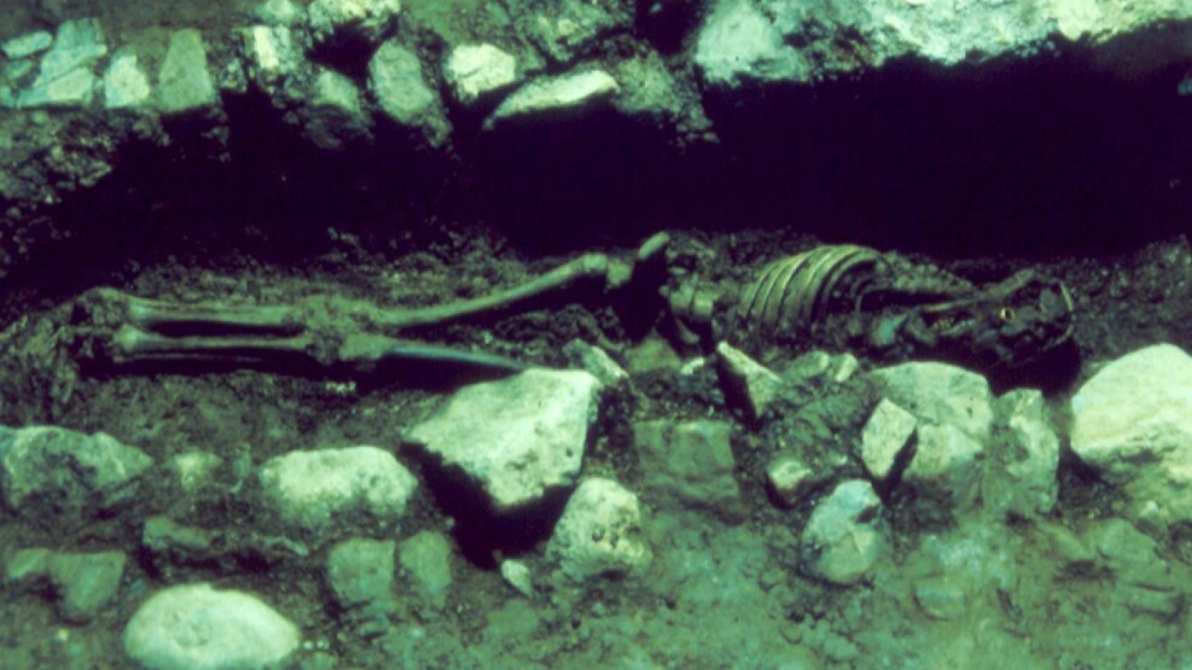 Fotografía de uno de los esqueletos encontrados en las tumbas fenicias.