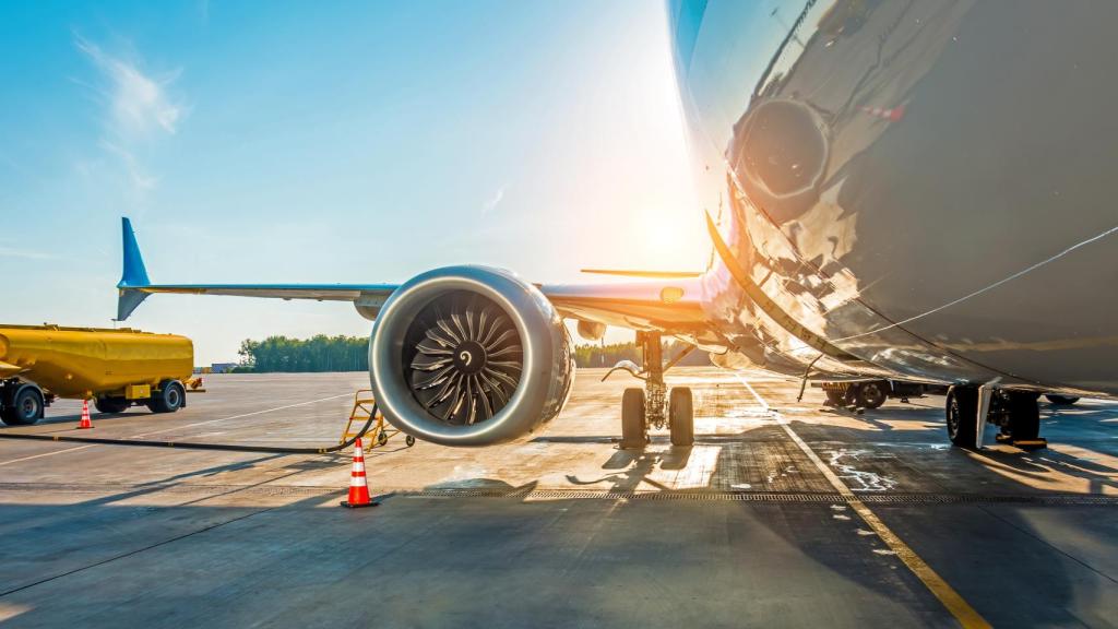 Un avión en un aeropuerto