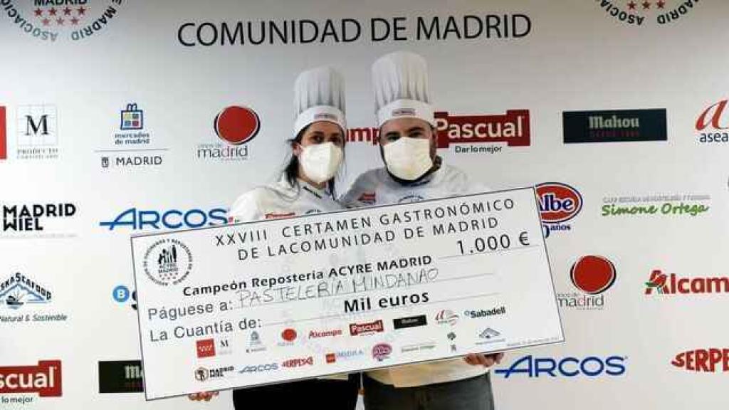 Los hermanos López, de Mindanao, posan con un cheque de 1.000 euros por ganar el Certamen Gastronómico de la Comunidad de Madrid.