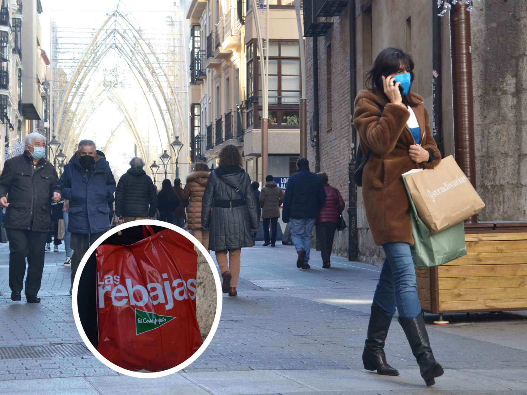 Varias personas, de compras, por las calles de Valladolid