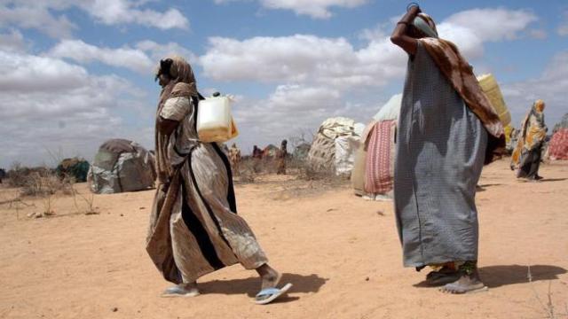 Mujeres africanas transportan agua.