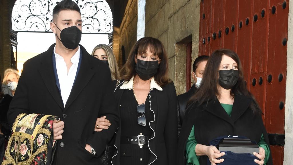 María Ángeles Grajal, viuda de Jaime Ostos, junto a su hijo Jacobo saliendo de la plaza de toros de la Real Maestranza de Sevilla.