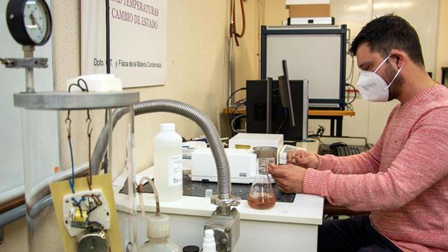 Un técnico trabaja en el proyecto de los nanocatalizadores magnéticos en la Universidad de Cantabria.