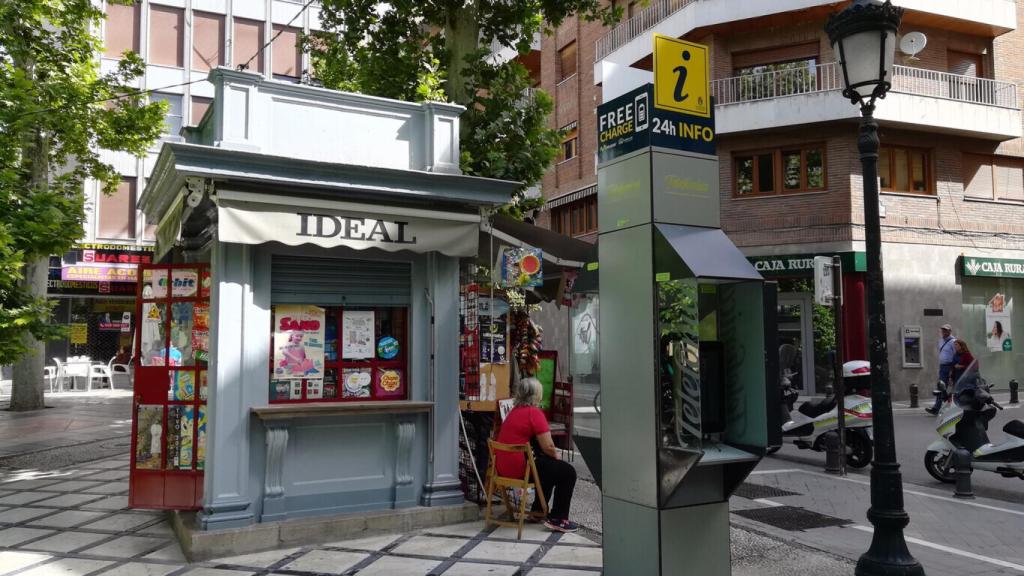 Cabina de teléfono reconvertida en Granada.