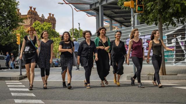 Blanca Valdivia (a la izquierda) caminando con miembros de Col·lectiu Punt 6.