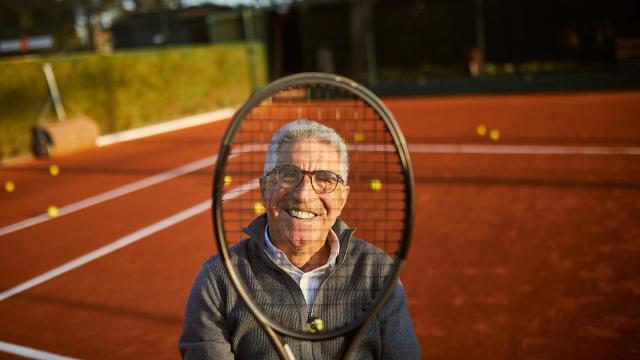 Manuel Orantes, en el club Bonasport, fundado por él en los ochenta. (Reportaje gráfico de Manu Mart)