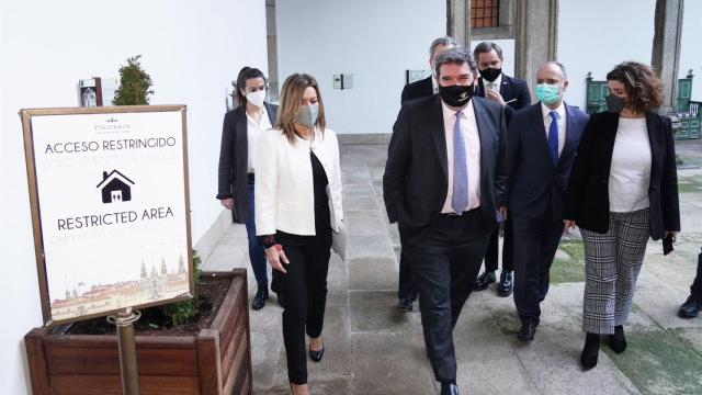 El Ministro de Inclusión, Seguridad Social y Migraciones, José Luis Escrivá Belmonte (c), a su llegada a un desayuno-coloquio organizado en Santiago en el día de ayer.