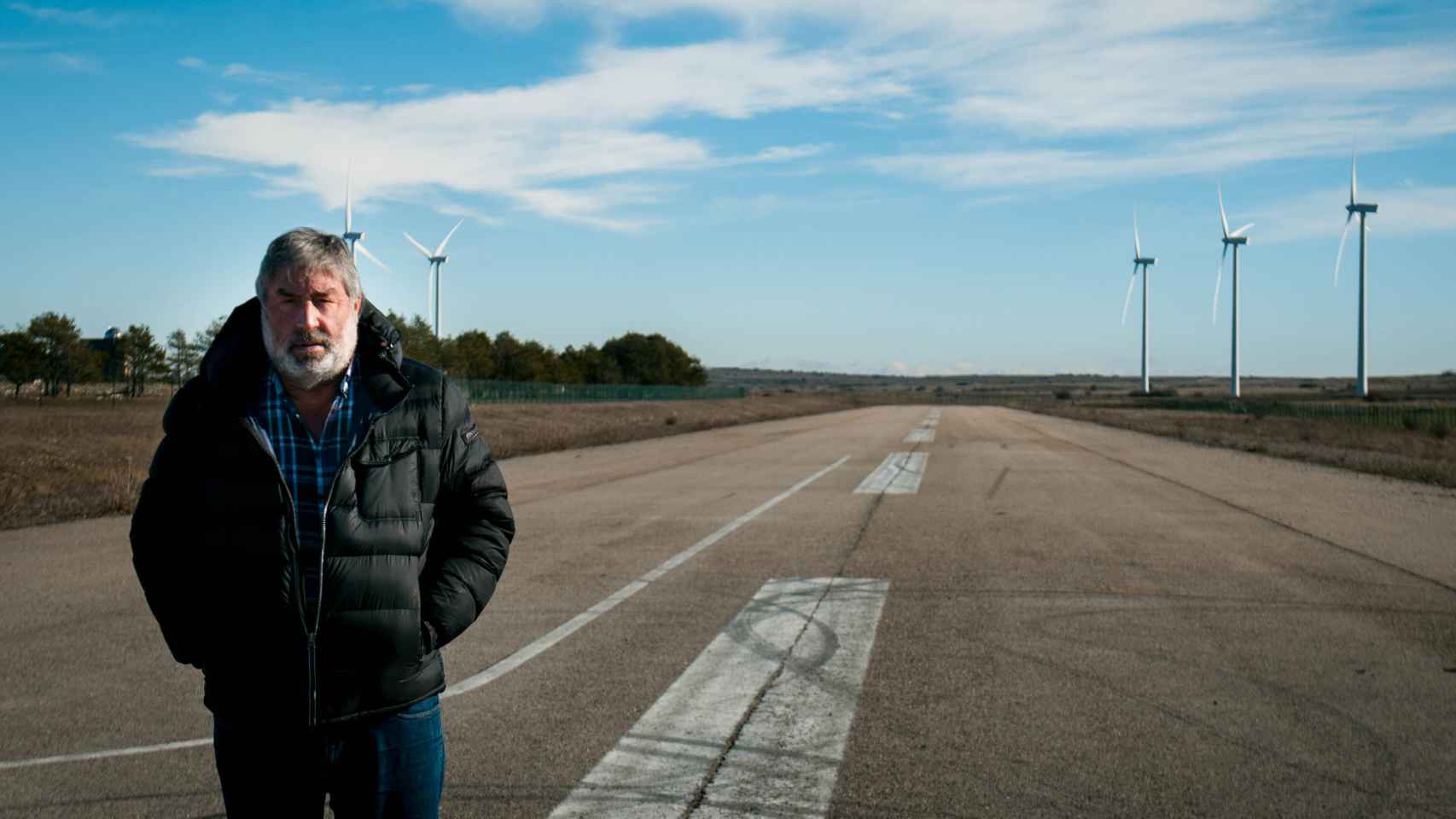 Fernando Fernández, alcalde de Valderredible, en el aeródromo abandonado.